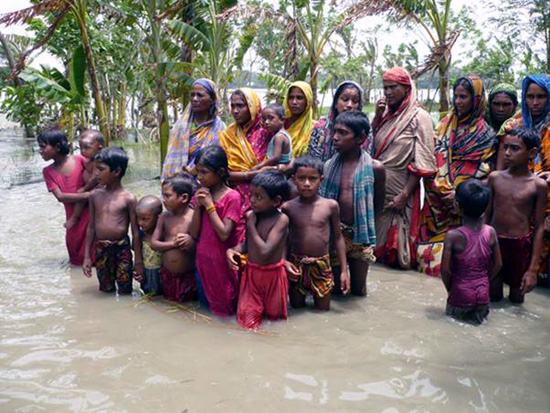 기후변화로 인해 잦아진 홍수로 방글라데시 주민들은 더욱 피해를 입습니다. 