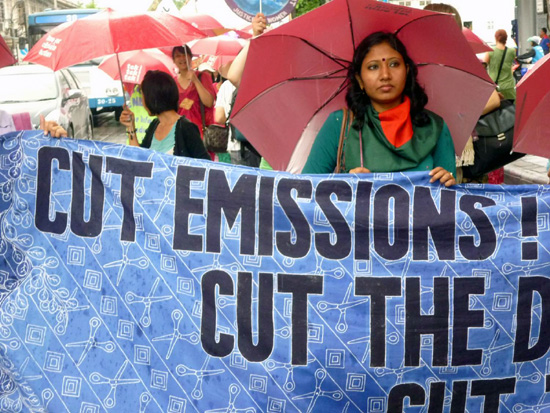 기후회의에서 온실가스 배출을 줄이자는 캠페인에 참여하고 있습니다. 