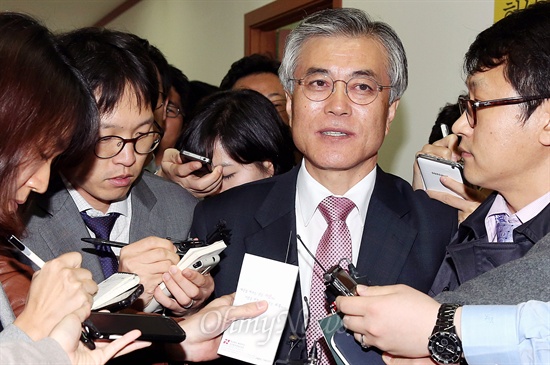 문재인 민주통합당 대선후보가 5일 오후 서울 영등포 당사에서 쇄신파 의원들과 면담을 위해 회의장으로 향했다.