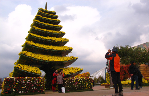 함평엑스포공원에 들어선 9층 높이의 국화꽃탑 앞에서 관람객들이 기념사진을 찍고 있다.