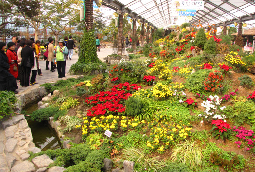 5일 함평엑스포공원을 찾은 관람객들이 자연생태관을 둘러보고 있다. 