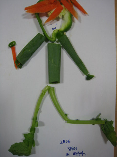 '푸드 표현 교실'에서 한 학생이 야채로 미래의 배우자 모습을 표현했다. 당근으로 만든 마이크가 인상적이다. 