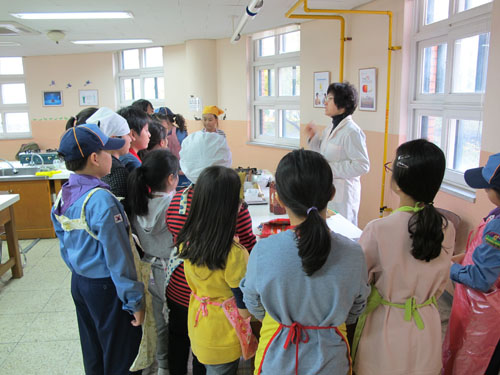 서울 가인초등학교 학생들이 고추장담그기에 열중하고 있다. 