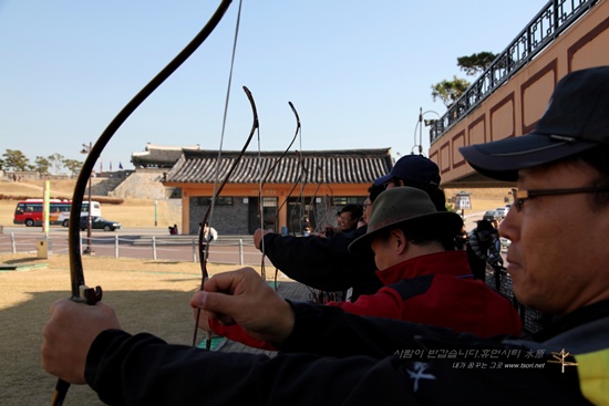 수원 화성 활터 사대에서 사법을 지도받고 있는 국궁 활쏘기 체험자들