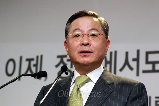 안대희 새누리당 정치쇄신특위 위원장이 6일 오전 여의도 당사에서 박근혜 대선후보가 정치쇄신안을 발표하고 떠난 뒤 기자들의 질문에 답변하고 있다.