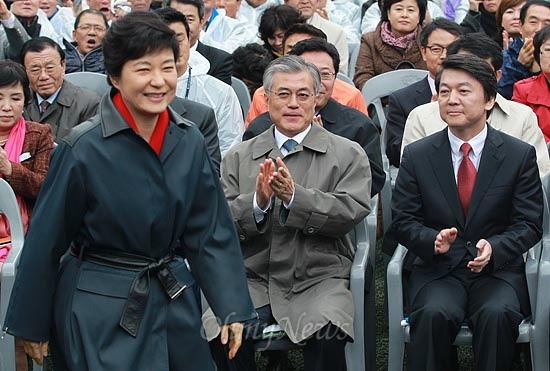  박근혜 당선인이 지난해 11월 6일 오후 서울 중구 시청광장에서 열린 전국수산인 한마음 전진대회에 참석한 모습. 이날 박 당선인은 해양수산부 부활을 비롯한 해양 관련 공약을 쏟아냈다. 