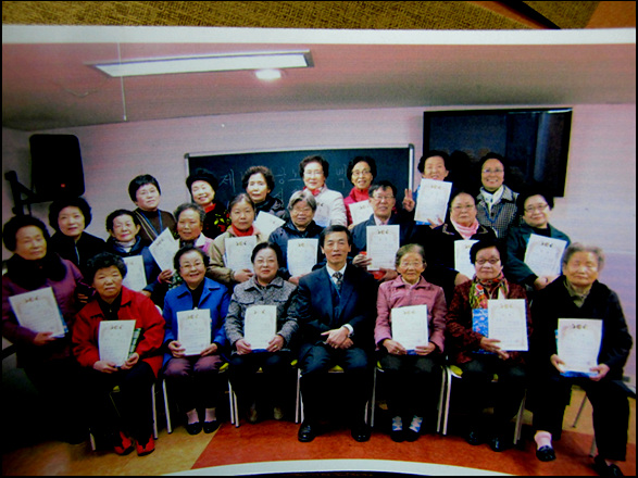 부광노인대학 백일장 수상작 어르신들이 장성훈 학장님과 기념 사진을 찍었다. 