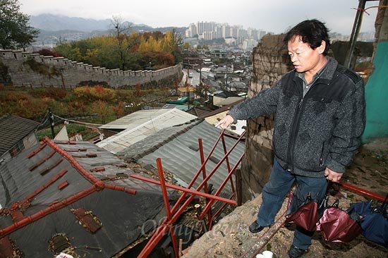 장수마을 주민이자 '동네목수' 총무인 배정학씨가 5일 오후 서울 성북구 장수마을 공사 현장에 대해 설명하고 있다.