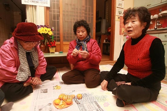 지난 5일 오후 서울 성북구 장수마을 '동네통신원' 이옥순씨(맨오른쪽)가 집에서 문정자씨, 최금규씨와 이야기를 하고 있다.