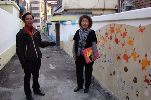 지동 벽화마을 사람들을 뒤에서 돕는 기노헌 팀장(좌)과 유순혜 작가입니다.