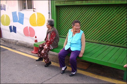 지동 벽화마을에 놓인 접이식 평상에 앉은 할머니들입니다. "사람들이 많이 찾아서 좋다"고 하십니다.