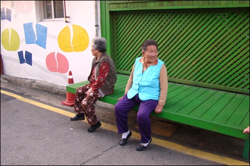  지동 벽화마을에 놓인 접이식 평상에 앉은 할머니들입니다. "사람들이 많이 찾아서 좋다"고 하십니다.