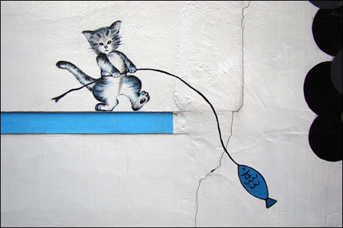 지동 벽화마을에 그려진 '고양이와 생선' 그림입니다. 넘치는 해학이 웃음짓게 합니다.
