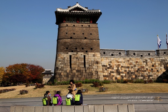 서북공심돈과 소풍나온 아이들 수원 화성의 보물 서북공심돈 앞에 소풍나온 아이들이 선생님으로부터 이야기를 전해듣고 있다