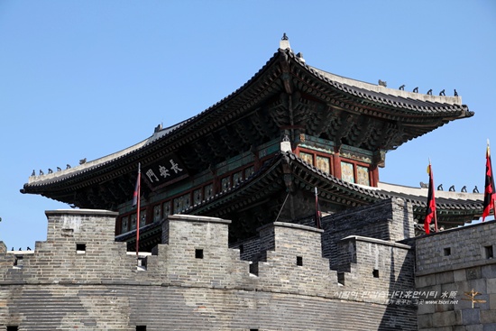 수원 화성의 장안문 수원 화성의 작은 명물 '화성열차'를 타고 이동하면서 바라본 장안문