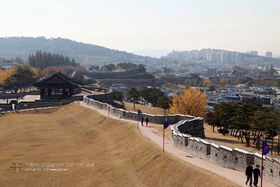 수원 화성의 동장대(연무대) 동북공심돈에서 내려단 본 동장대(연무대)와 수원성곽, 멀리 팔달산의 서노대가 보인다.