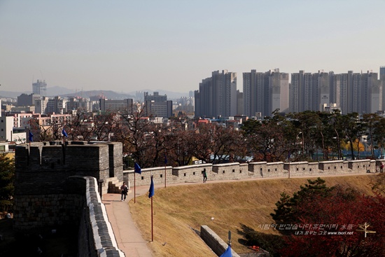 수원 화성의 동북노대와 성곽 동북공심돈에서 내려단 본 동북노대와 성곽. 뒤로 보이는 도시의 모습이 이채롭다.