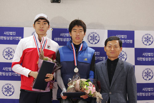  1만 m 시상식대에 이승훈(왼쪽)과 김희수(가운데)이 나란히 서 있다.