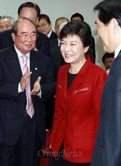 박근혜 새누리당 대선후보가 7일 오전 여의도 당사에서 열린 '국책자문위 임명장 수여식'에 참석하고 있다.