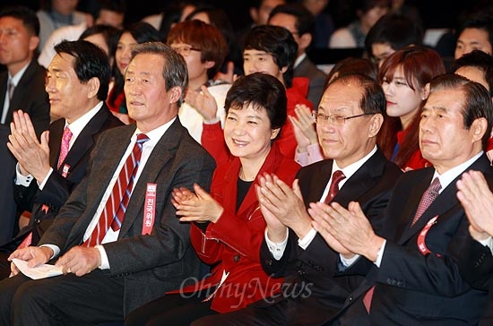  7일 오전 영등포 타임스퀘어 아모리스홀에서 열린 새누리당 제1차 전국위원회에서 정몽준 공동선대위원장, 박근혜 대선후보, 황우여 대표 한광옥 국민대통합추진위 수석부위원장이 박수를 치고 있다.