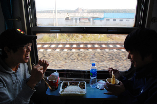 열차에서 먹는 라면은 별미다. 