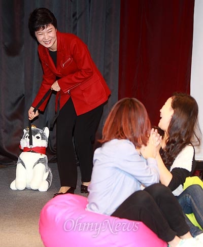  박근혜 새누리당 대선후보가 7일 오후 서울 공릉동 서울여대 학생누리관에서 열린 '걸투(girl two)쇼'에서 개그프로그램에서 유명해진 강아지 인형 '브라우니'를 끌고 무대에 등장하고 있다.