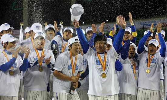 1일 서울 잠실야구장에서 열린 2012 팔도 프로야구 한국시리즈 6차전에서 SK에 승리하면서 우승한 삼성 선수들이 류중일 감독을 축하해주고 있다.