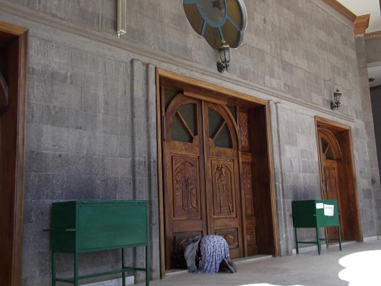 정교회에서 예배가 파한 후에도 이렇게 문 앞에서 기도드리는 사람들을 쉽게 볼 수 있습니다.