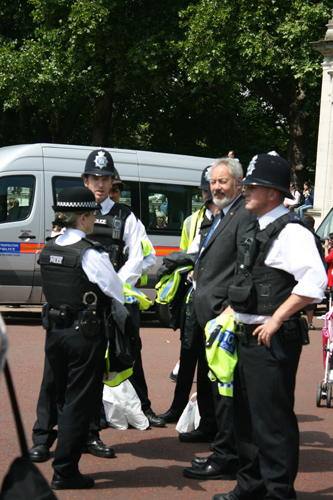 교통을 통제하는 경찰들이 여유롭다.
