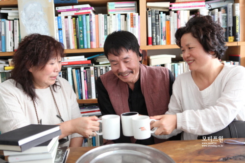  건배도 부인이 대신해 준다. 그리고 석 화백은 오른쪽 쇠갈고리를 상대의 잔에 살짝 부딪혀 '쨍'하는 소리를 만들어 준다.