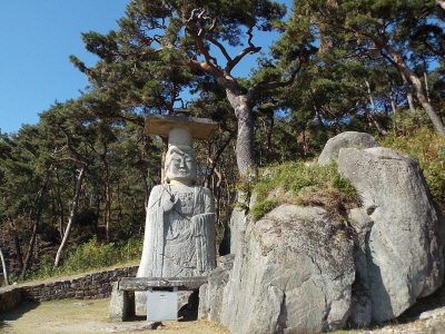 고려 초기에 세워진 것으로 생김새와 조각기법 등이 논산 관촉사 석조관음보살입상과 유사성을 띄고 있다. 
안동 이천동 석불상, 관촉사 석불 등 고려 초기의 석불 등은 위 사진처럼 아주 거대한 크기로 제작됐다. 전체 높이가 10미터가 넘는 대조사 석상은 
그냥 봐도 투박하다. 인체 비례도 맞지 않다. 이천동 석상이나 관촉사 석상도 마찬가지다. 왜 고려 초기 사람들은 이토록 투박하고 '얼큰이' 같은 석불을 제작했을까? 그들의 조각 실력이 미천해서???

