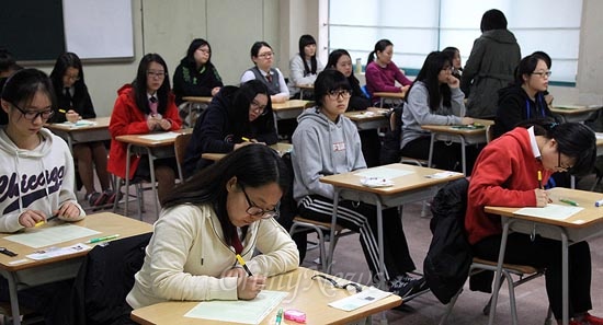  2013학년도 대학수학능력시험이 실시된 지난해 11월 8일 오전 인천시 연수구 인천여자고등학교에서 수험생들이 긴장된 모습으로 시험 시작을 기다리고 있다.