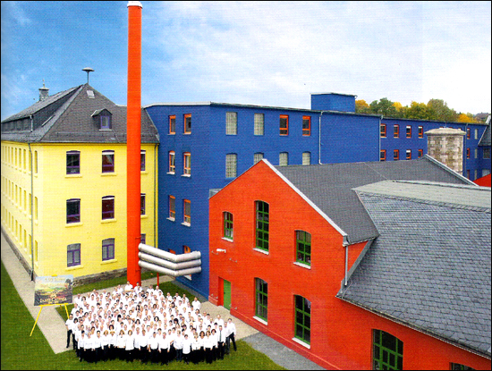 화장용 연필을 비롯 고품질 연필과 드로잉 용품을 생산하는 바이에른 북부 게롤즈그룬 공장. 1861년에 지어졌다고 한다. 노란색은 행정부서, 빨간색은 연료시설, 파란색은 생산공장이다.