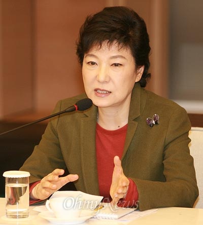 박근혜 새누리당 대선후보가  8일 오후 서울 중구 대한상공회의소에서 열린 '경제 5단체장과의 대화'에 참석하여 발언하고 있다.