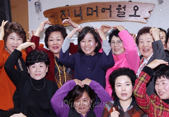 안철수 무소속 대선후보의 부인 김미경씨가 지난 8일 광주 동구 오월어머니집을 방문해 5·18민주화운동 희생자 유가족들과 함께 기념촬영을 하고 있다. 