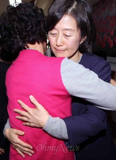 안철수 무소속 대선후보의 부인 김미경씨가 지난 8일 광주 동구 오월어머니집을 방문해 5·18민주화운동 희생자 유가족들을 위로하며 껴안고 있다.