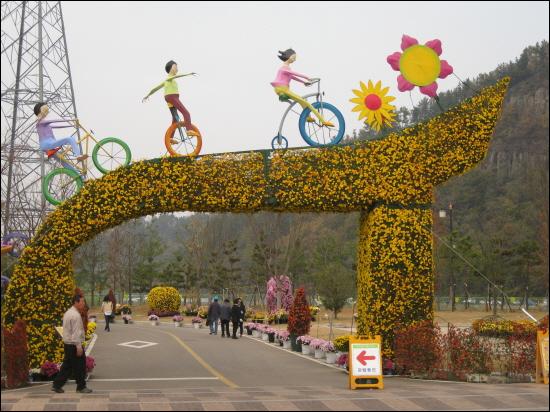 이명박 정권 전부터 진주는 남강 둔치를 따라 자전거 도로를 만들었습니다. 자전거를 타고 하늘로 날아갑니다. 