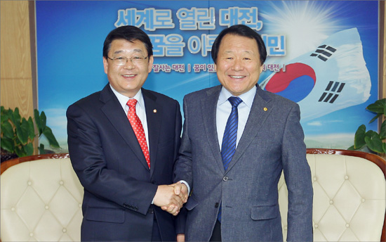 박성효 의원과 염홍철 대전시장이 9일 오후 시장실에서 만남을 가졌다.