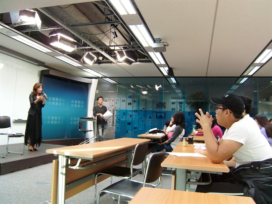 10월 13일 <오마이뉴스> 청소년기자단 학생들이 뽀로로 성우 이선씨를 인터뷰하고 있다.