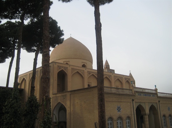 아르메니아인들의 교회 반크 교회, 돔 위에 십자가가 보인다.