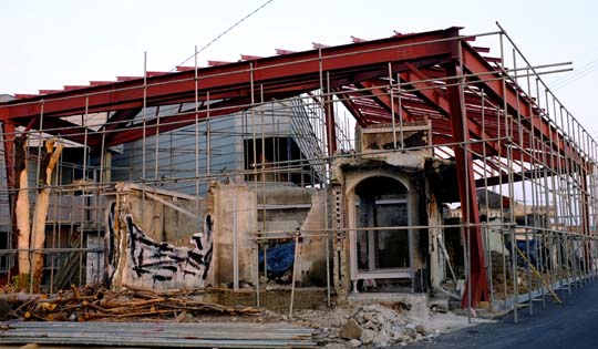 2010년 11월 23일 북방한계선 너머 북의 옹진반도에서 날아든 포탄에 의해 망가진 주택. 옹진군은 피폭된 주택 바로 옆에 안보교육장을 신축 중이다.