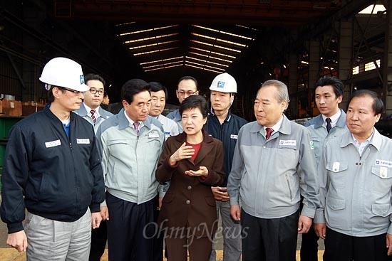 대선 기간이던 지난해 11월 9일 박근혜 대통령은 부산 조선기자재협동화단지를 찾아 선박금융공사 설립 등을 포함한 해양관련 공약을 발표했다. 
