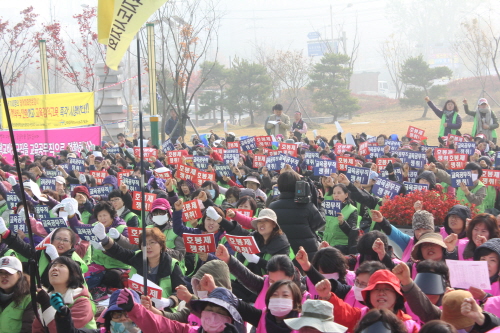  9일, 학교비정규직 노동자들이 파업에 들어갔다. <9일 오전 전북도교육청 앞 학교비정규직 노동자 결의대회 현장>