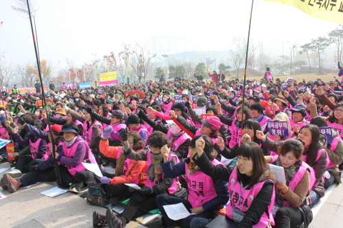  9일, 학교비정규직 노동자들이 파업에 들어갔다. <9일 오전 전북도교육청 앞 학교비정규직 노동자 결의대회 현장>