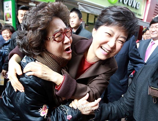 박근혜 새누리당 대선후보가 9일 오후 부산 남포동 피프광장을 방문해 한 지지자와 반갑게 포옹을 하고 있다.