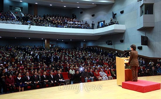박근혜 새누리당 대선후보가 9일 오후 부산 남구 부경대에서 열린 '국민행복을 위한 부산시민모임' 행사에서 축사를 하고 있다. 연단에 가려 얼굴이 보이지 않는다는 지지자들의 요청으로 박 후보가 받침대위에 올라가 축사를 하고 있다.