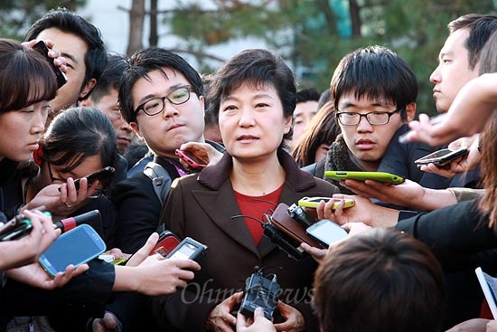 박근혜 새누리당 대선후보가 9일 오후 부산 남구 부경대에서 열린 '국민행복을 위한 부산시민모임' 행사에서 축사를 하고 나와 기자들의 질문에 답변하고 있다.