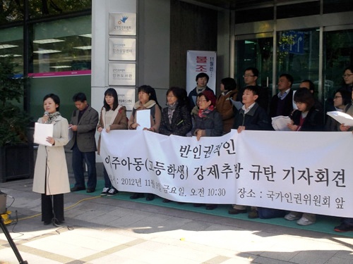 반인권적 이주아동 강제추방 규탄 기자회견. 규탄발언을 하고 있는 공감의 소라미 변호사