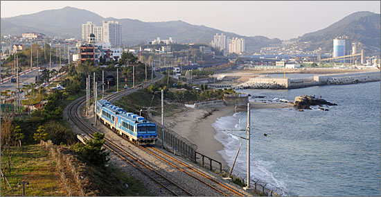 맑은 날, 해안선을 따라 달리는 바다열차.