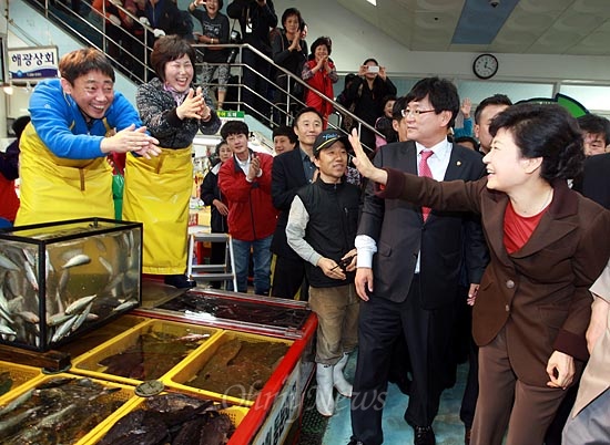  박근혜 새누리당 대선후보가 9일 오후 부산 남포동 자갈치시장을 방문해 상인들에게 인사하고 있다.